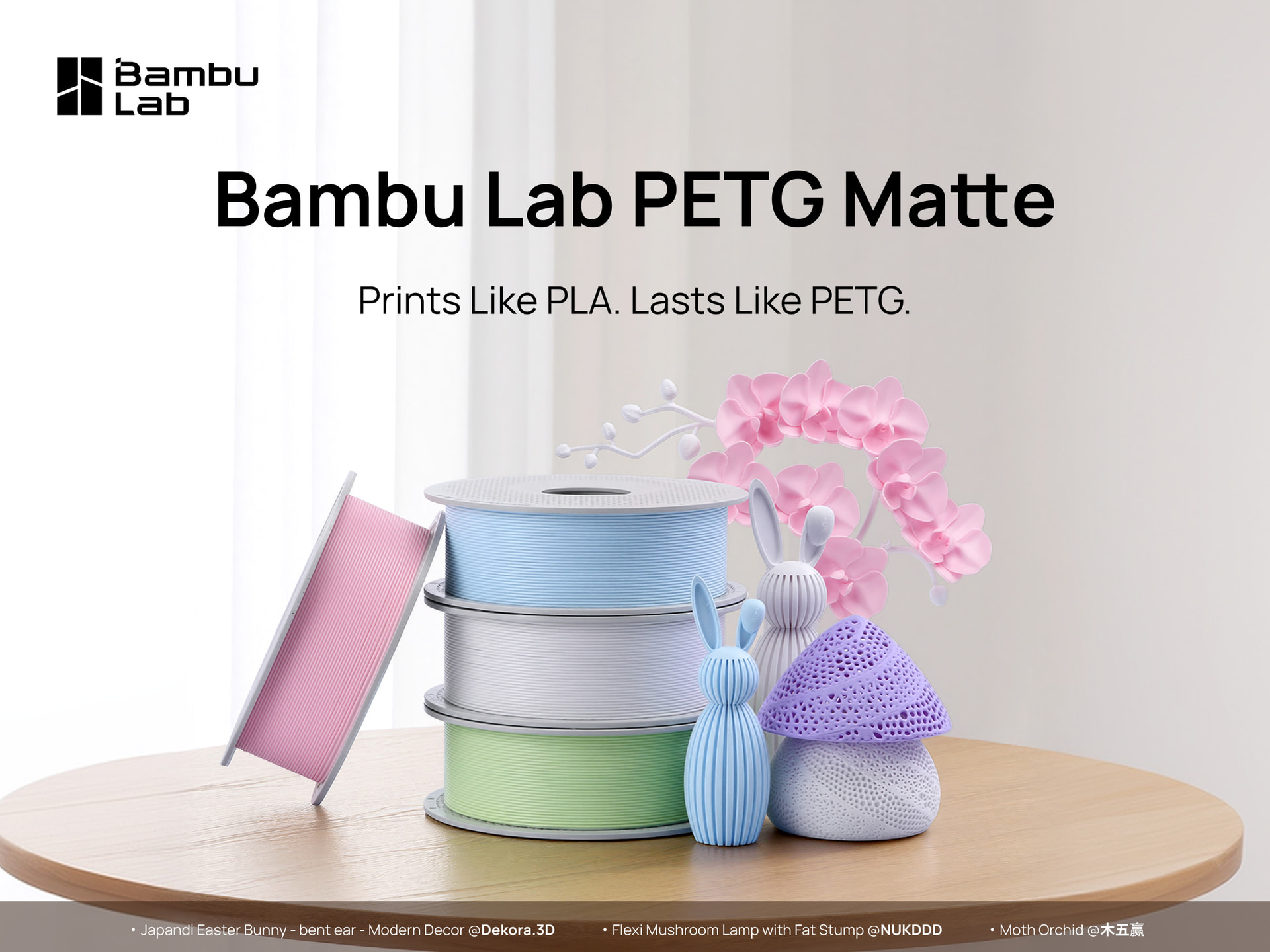 PETG Matte 로고 아래에 파랑·보라·분홍·초록 등 여덟 색상의 뱀부랩 필라멘트 릴이 놓인 제품 이미지