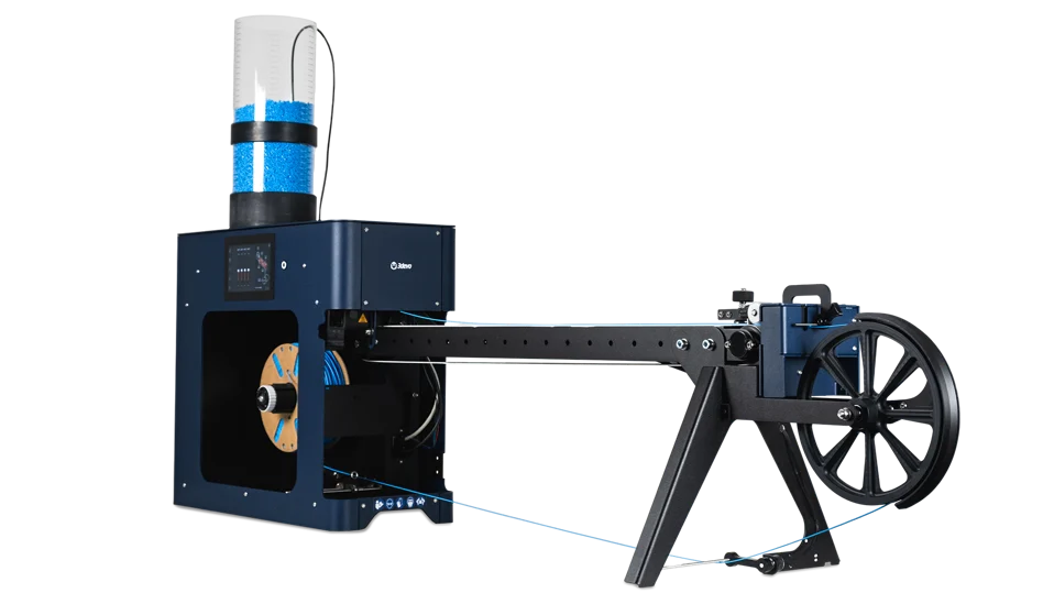 호퍼와 터치스크린, 긴 공랭식 벨트, 스풀 권취 장치가 일렬로 연결된 3devo Filament Maker X10