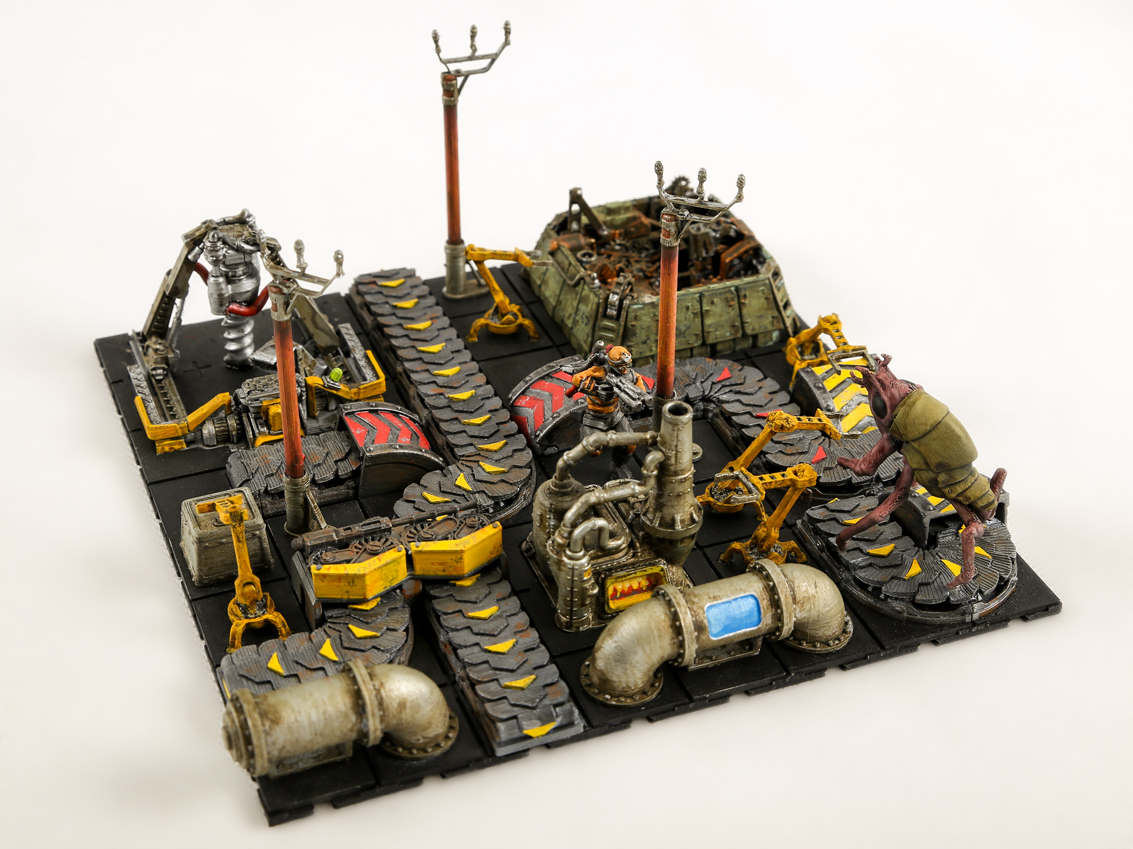 운송 벨트와 채굴기, 용광로, 캐릭터와 생명체 모형으로 구성한 Factorio 공식 3D프린팅 디오라마